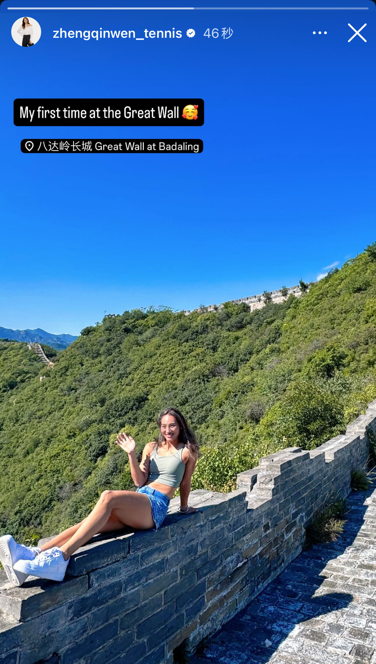 郑钦文刚刚晒出长城游览照，表示是首次来到八达岭长城📷郑钦文游览长城​​​