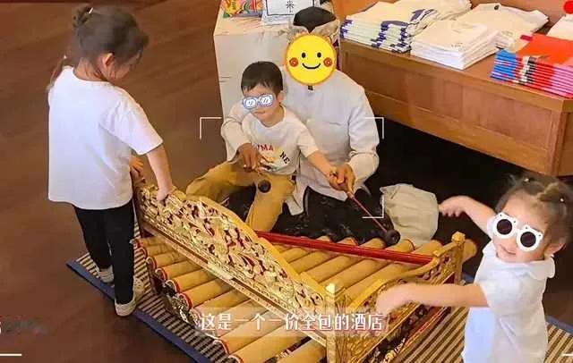 郑恺苗苗公开三胎小女儿三年抱三圆满！小女儿首露脸肉乎乎超讨喜，郑恺化身全能奶爸