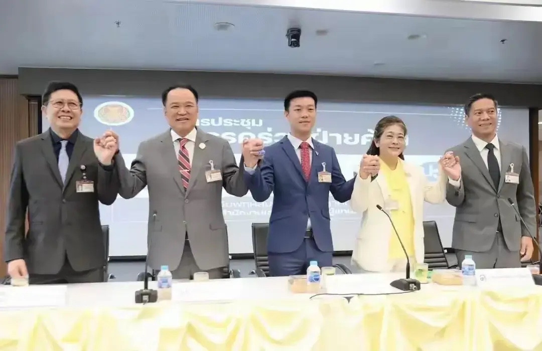 佩通坦一下子拿住了洪森和泰国反对派的七寸，就是娱乐综合体合法化。所以，洪森急了，
