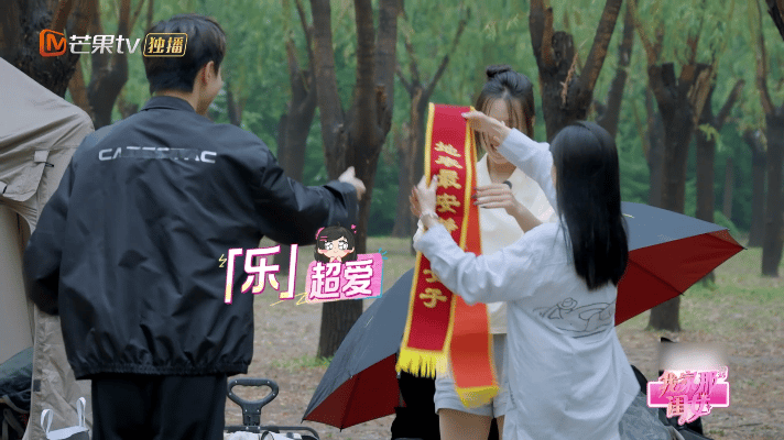 管乐地表最安静美女子我家那闺女管乐朋友太会整活！为她办成团祝贺，绶带皇冠仪式