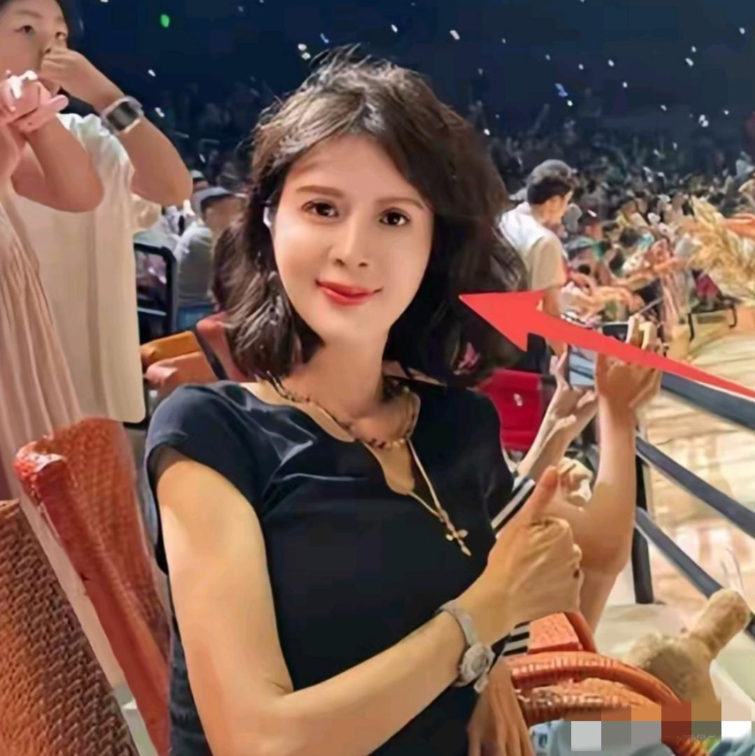 我的天呐，这竟然是金巧巧？！镜头中的金巧巧秀发齐肩，皓肤如玉，龙眉凤目，红唇