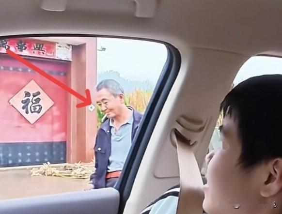 那副网红夫妇寻亲视频里老爷子最后这个表情真是五味杂陈从初见的惊喜到请进屋的热