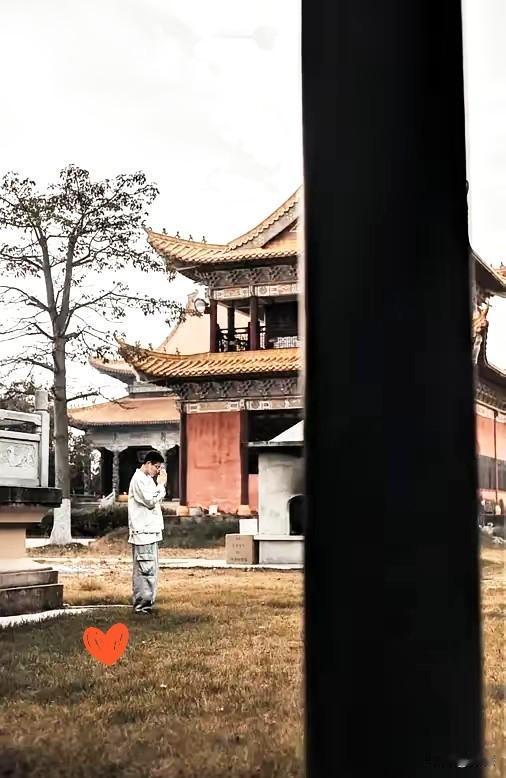 我妈念佛念了30年。每天早上4点起床，雷打不动。我爸活着的时候骂她