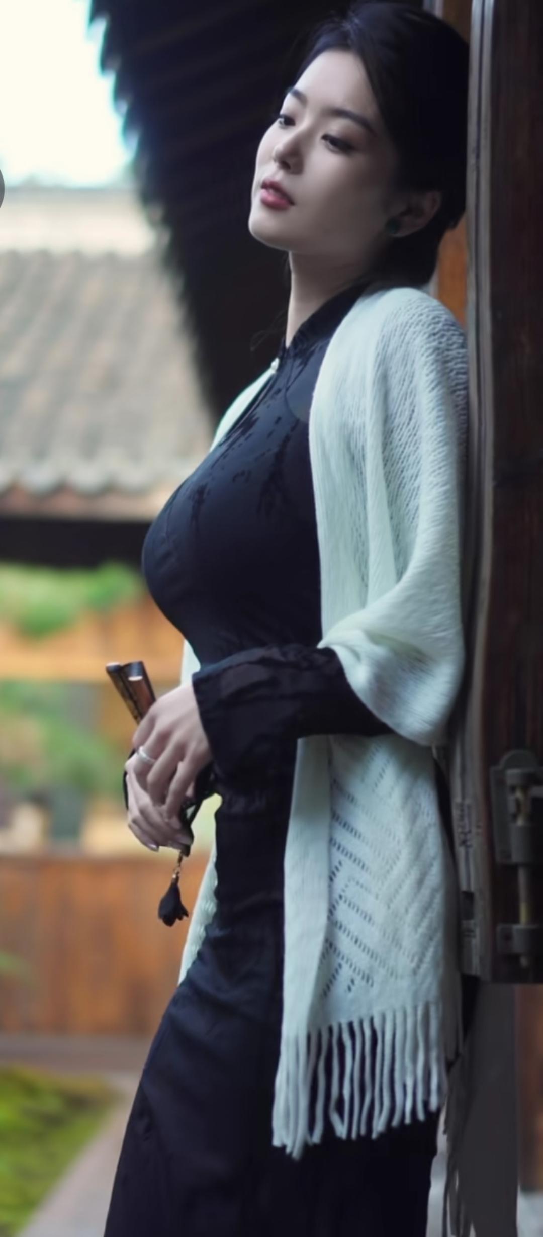 轻纱掩面，古韵悠长。