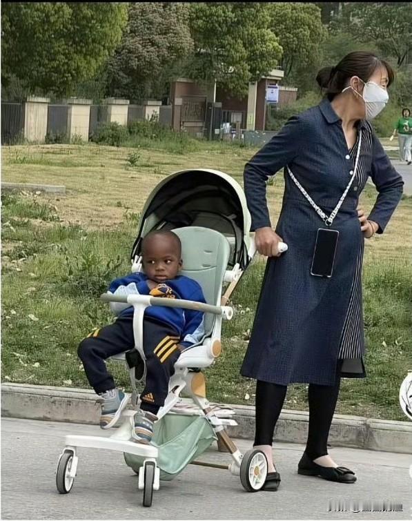好家伙，今天刷到一张图，给我整乐了。一位大妈推着个黑人小外孙逛街，戴着个大大的口