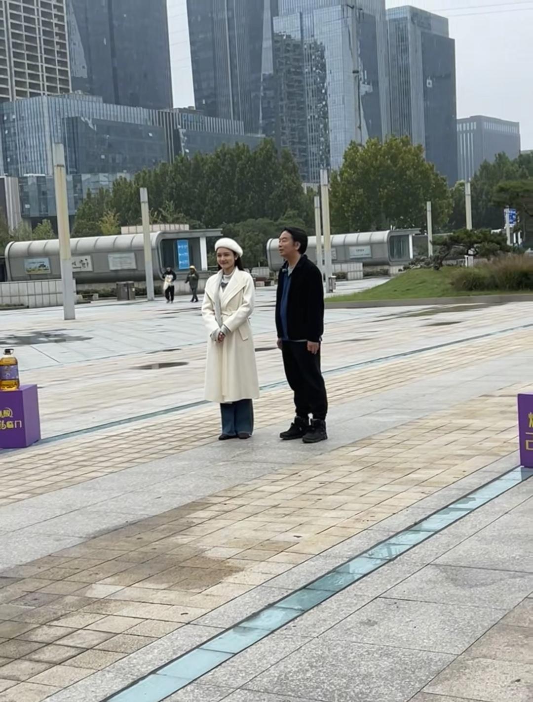 10月11日，网友在郑州东站偶遇作家刘震云，旁边的女士湘央视主持人龙洋，看着天气