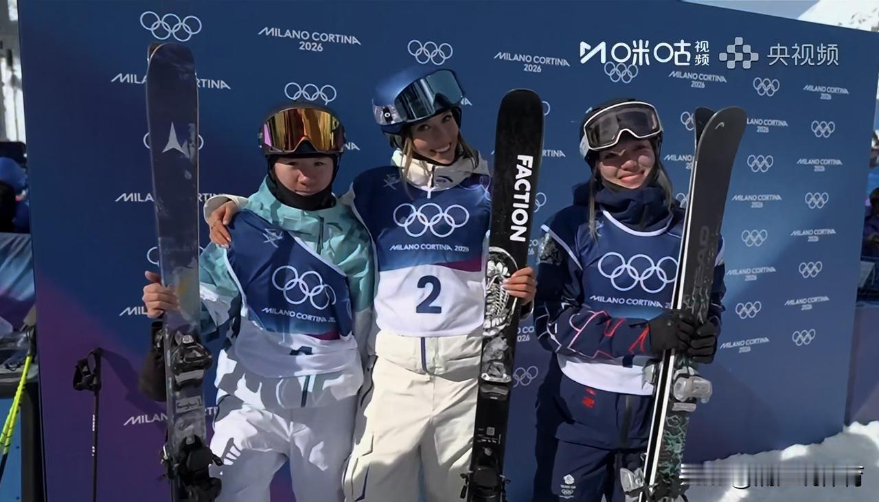 谷爱凌拿下金牌后在合影留念时一直搂着亚军李方慧，可见她俩私交应该很不错。而且根据