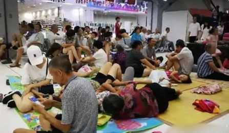 我的天，商场成了难民营了，为了省电费，拖家带口来大型商场蹭空调。连个电费都挣不出
