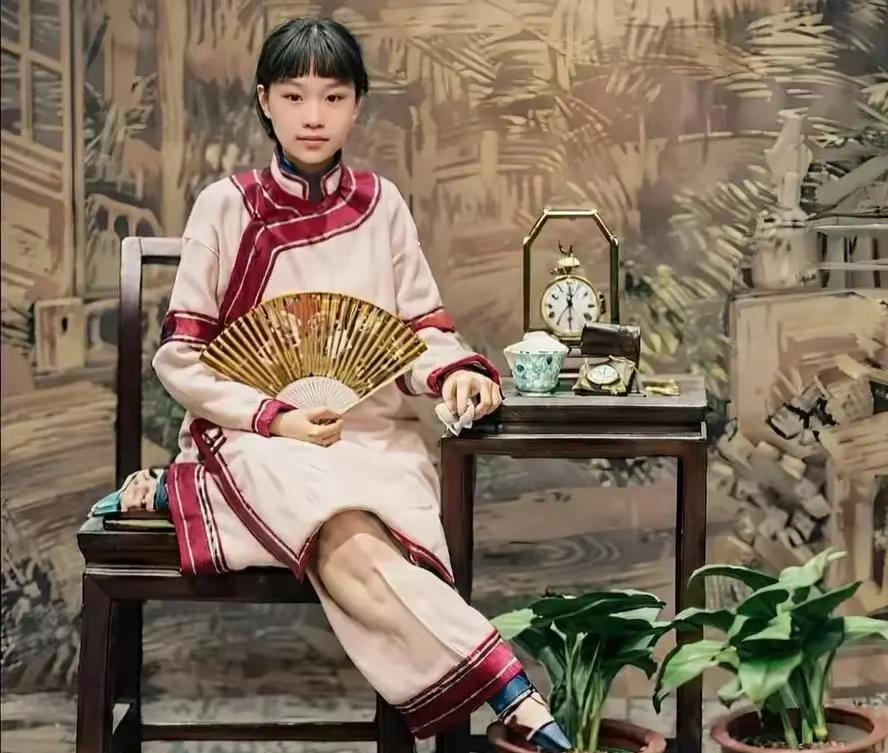 这是晚清名妓杨翠喜的真实容貌，都看看吧，这不是演员扮演的。杨翠喜，原本姓陈，
