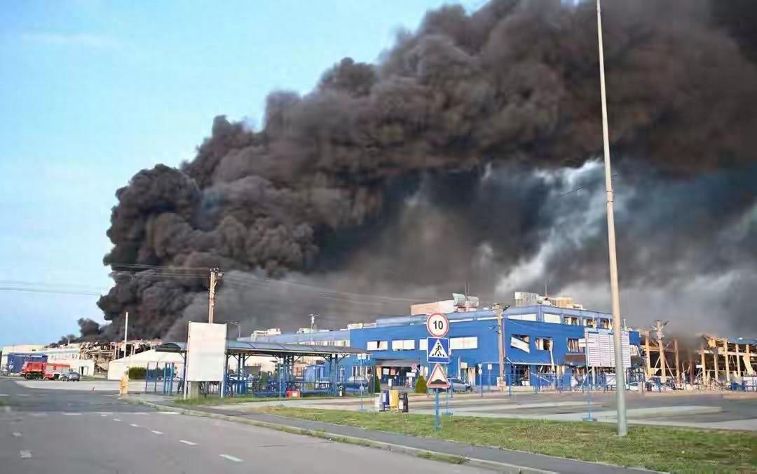 首次交锋！俄怒炸美国工厂！三百吨食用油流得到处都是。源头是俄罗斯无人机。