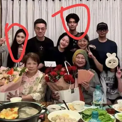 看了S妈晒出这张全家福，大家只把关注点放在暴瘦的具俊晔身上，却忘记了2个平时不出
