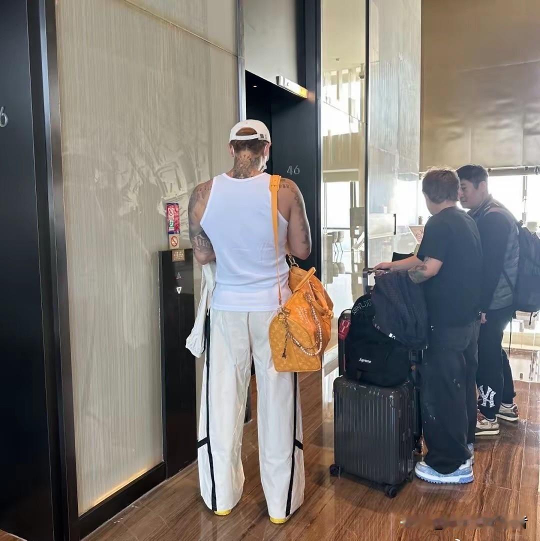 黄子韬胖成了巨人，婚姻和爱情对于黄子韬来说真是膨化剂，一下子胖了不少，好在个子高