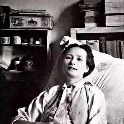 1955年，肺结核晚期的林徽因日夜咳血，身形枯槁，气若游丝，在一声声剧烈的咳嗽声