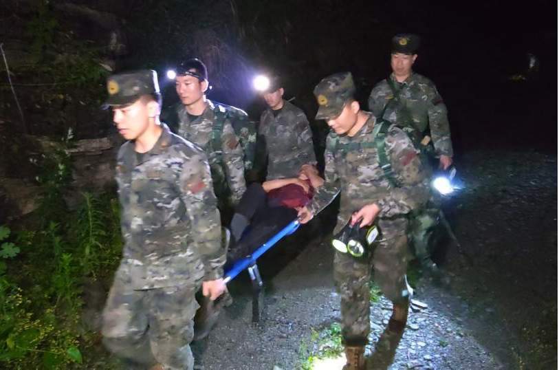 子弟兵翻山越岭6小时救6名老人5月21日常德石门因暴雨发生塌方泥石流，消防员徒步