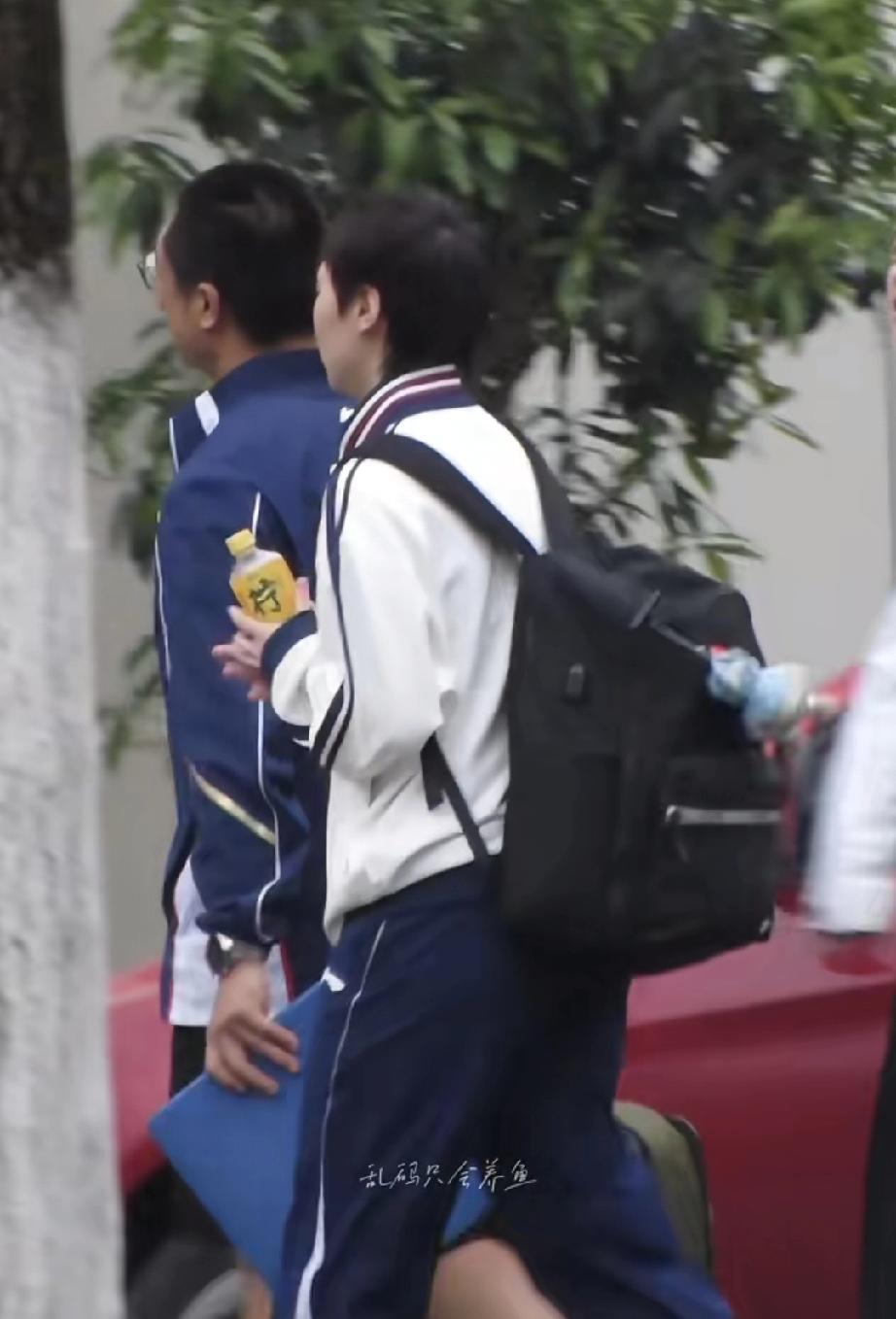 国乒成都训练基地，王曼昱今天下午结束体能训练后，与体能教练、孟队医和徐奕一起下训