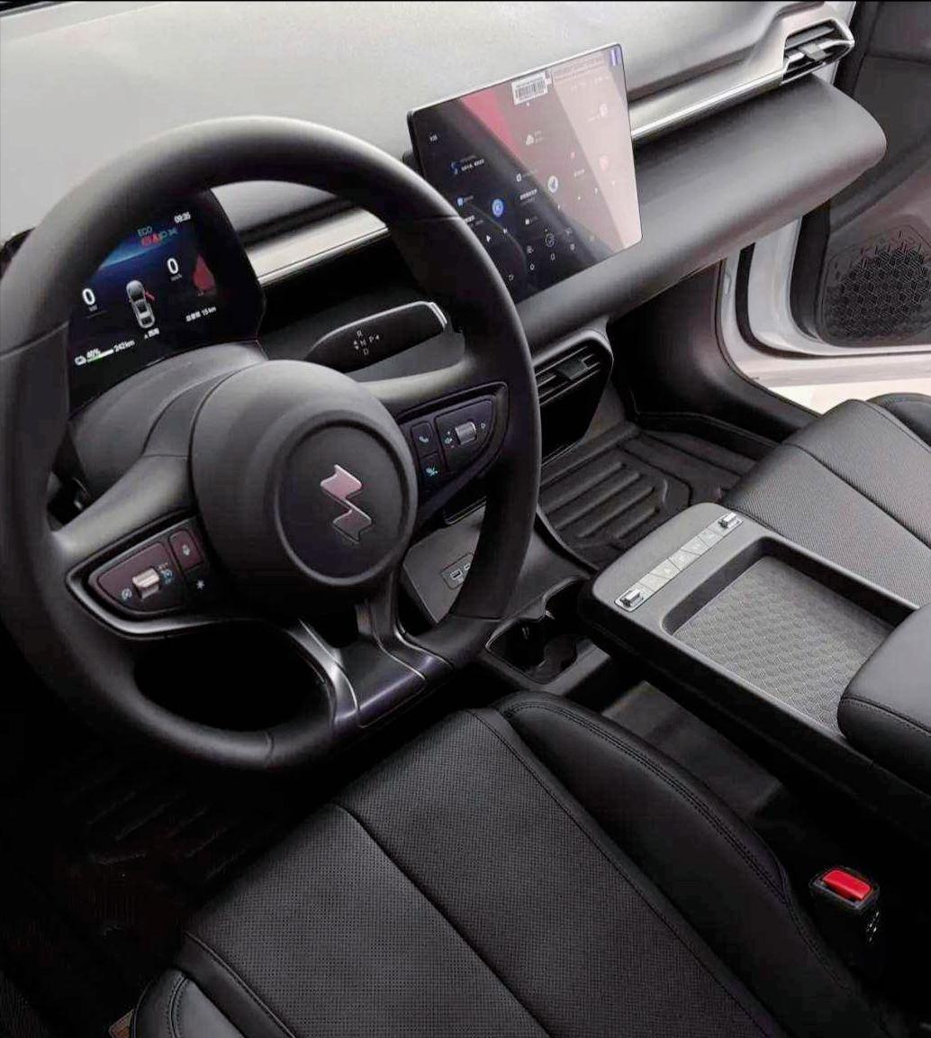 昨晚跟一个跑滴滴的老乡聊到凌晨一点。他说现在最不怕的是没单，最怕的是充电排队。我