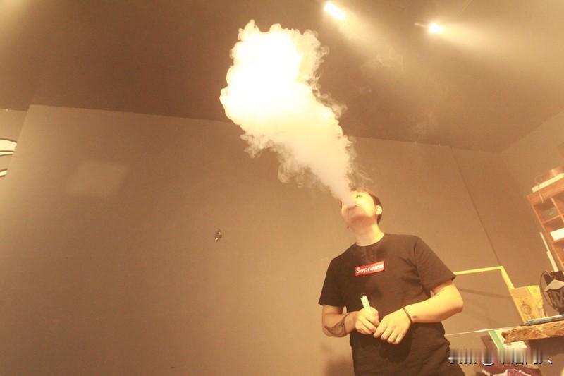 不一会儿我就刷到了好几个的戒烟视频，我觉得这是一个好风气！我们不但要戒烟还要戒