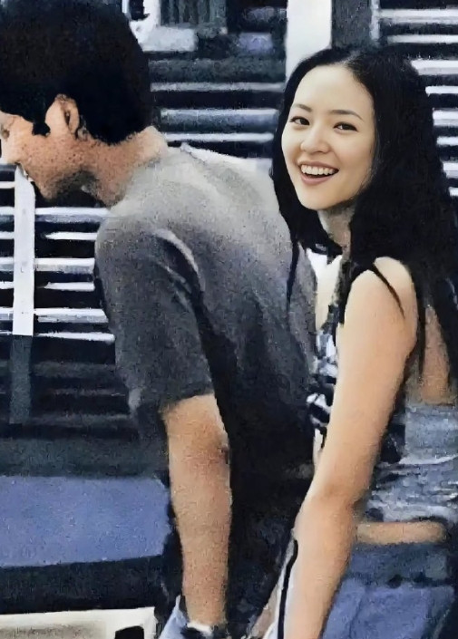 一直觉得章子怡跟霍启山那时期，应该是她最快乐最真实的样子，后面的她多少变得凌厉了