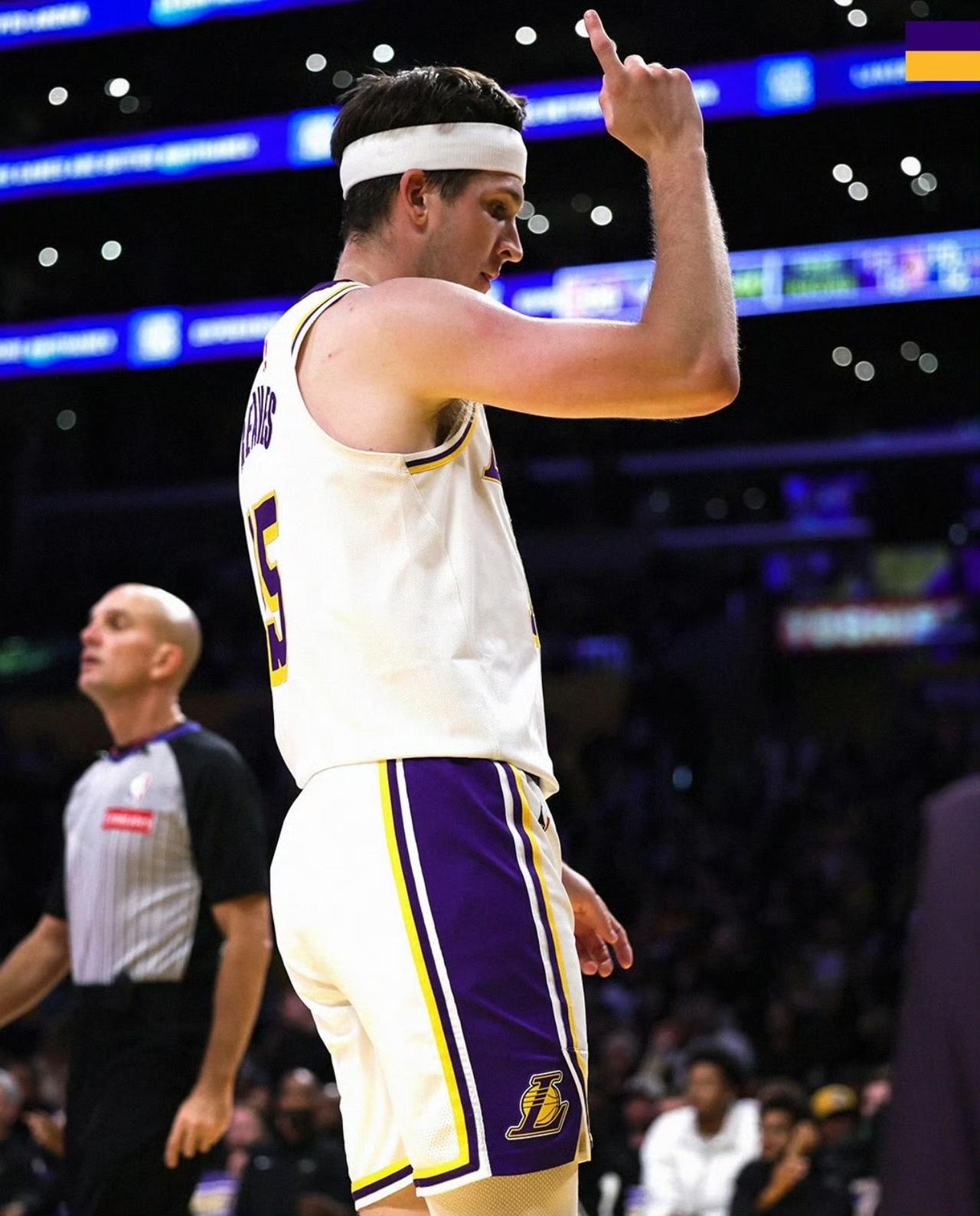 湖人自媒体发布的科比·布莱恩特与奥斯汀·里夫斯生涯前5赛季的得分前5赛季场均