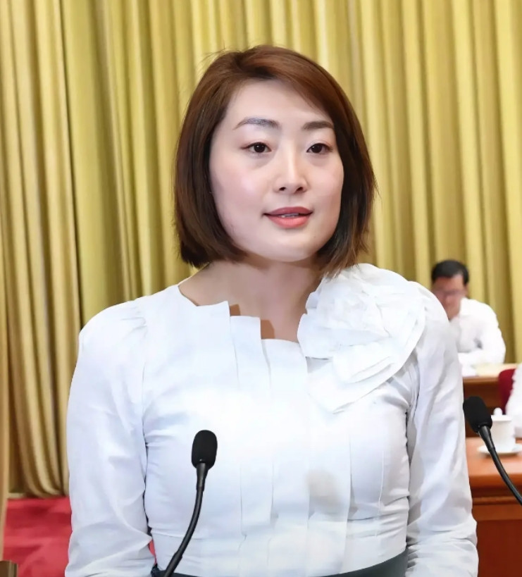 宗馥莉的家庭关系主要如下：1、父亲：宗庆后，娃哈哈集团创始人，2024年2月2