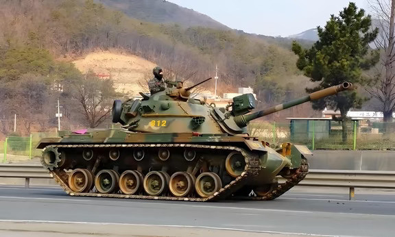 M48“巴顿”中型坦克M48巴顿是美国50年代主力中型坦克，巴顿系列第三代，用来替代M47，总生产1