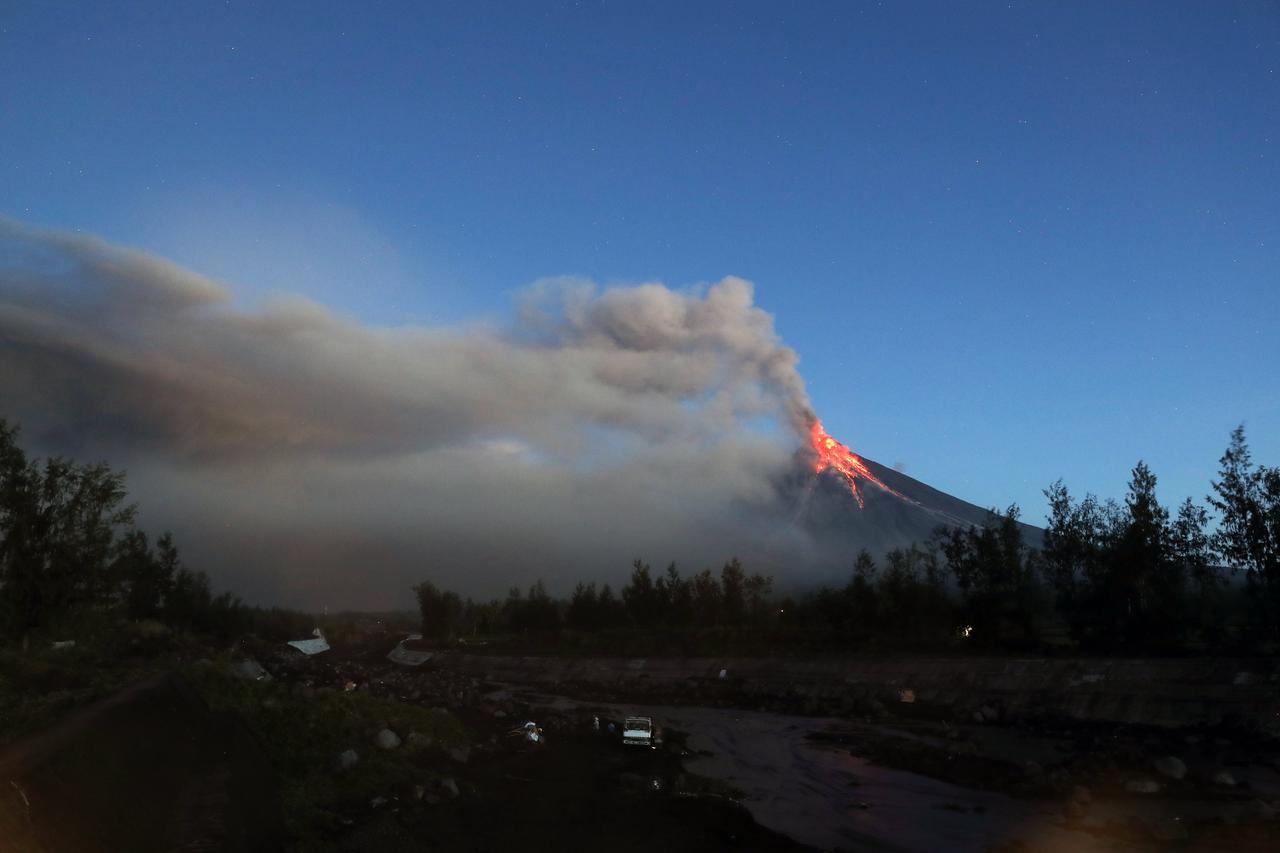 菲律宾马荣火山的怒火，烧得猝不及防。菲律宾民防办公室5日报道，近20万民众被迫逃
