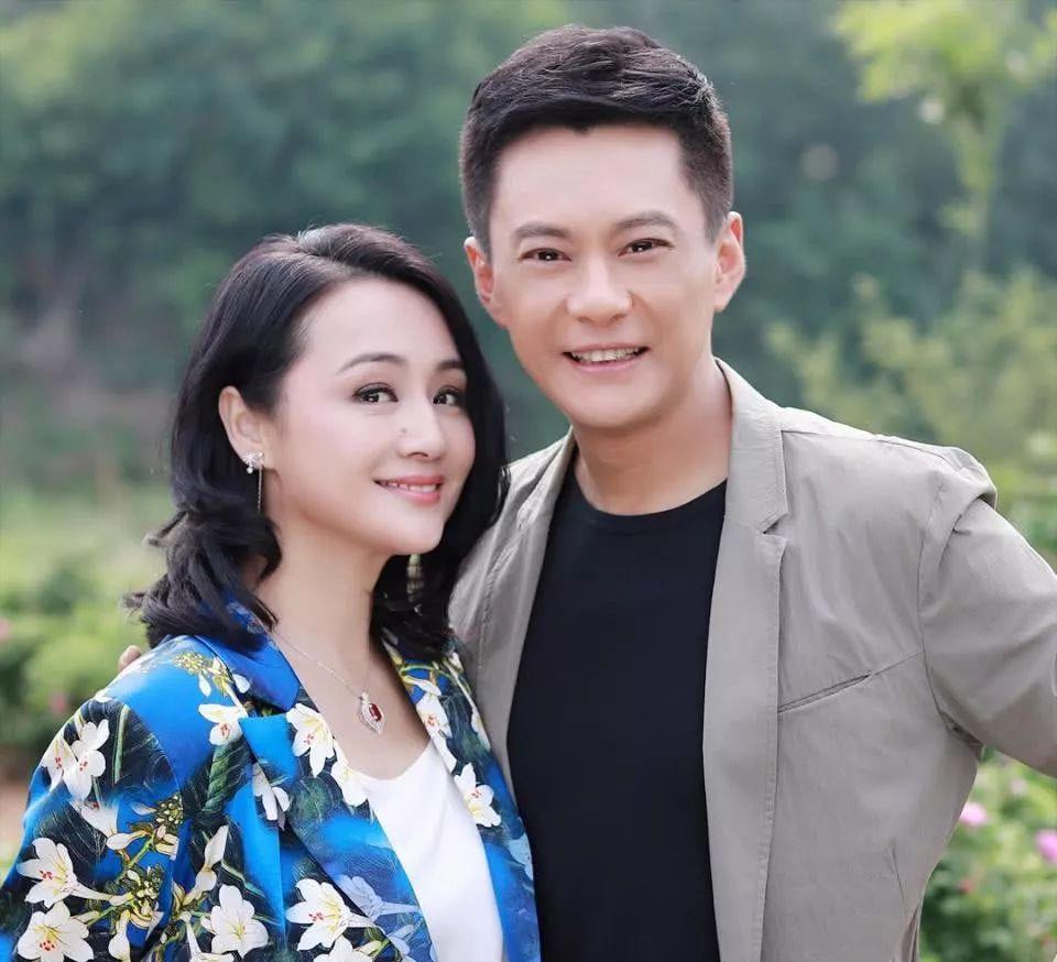 2009年，曹颖嫁给了没有名气的王斑，婚后不久就生下一个儿子，可儿子才刚