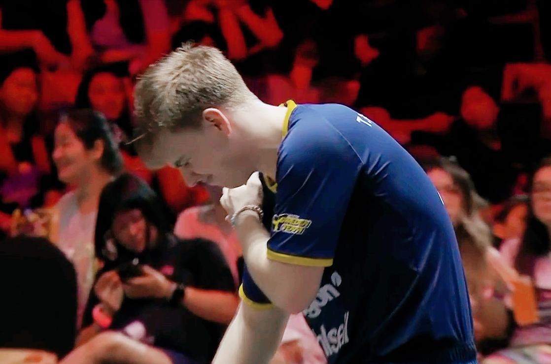 突发！莫雷加德受伤了吗？爆冲完，痛苦的捂住了自己肩膀。今天林昀儒打的太强了