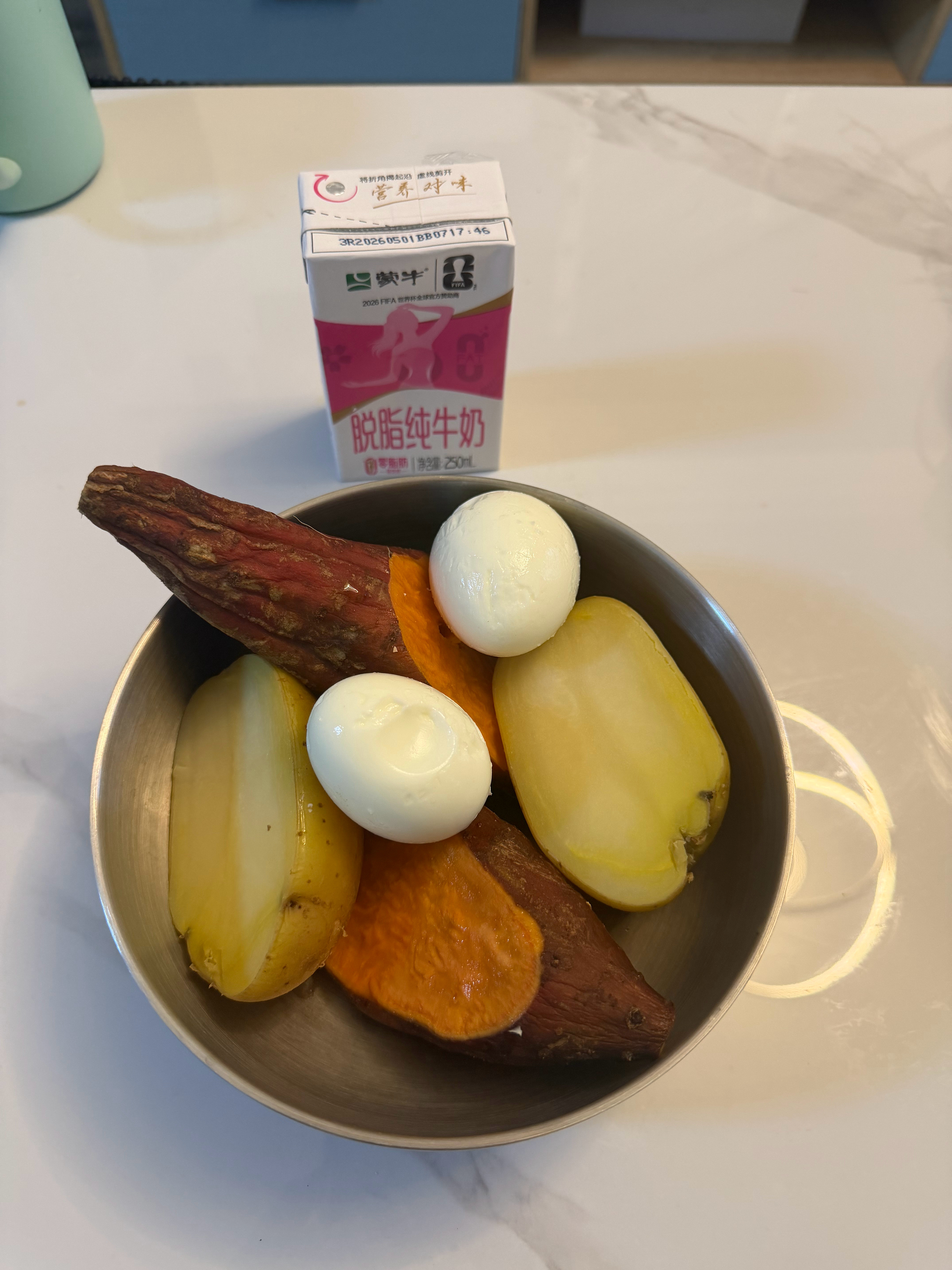 早～一个红薯，一个土豆，两鸡蛋，一盒脱脂牛奶。微博跨领域计划