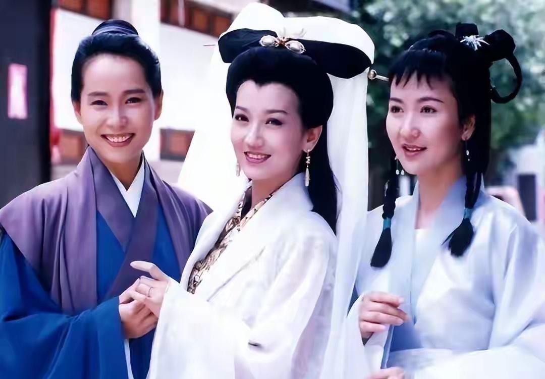 你敢相信，原来小青那么美，感觉比白娘子还美。有网友说，看了小青，都挪不开眼了。