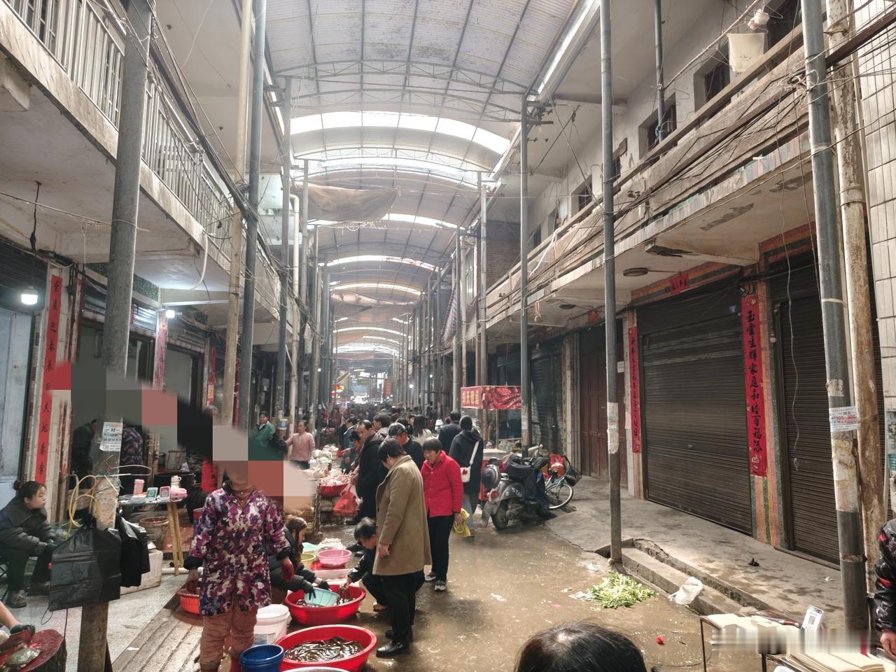 这个春节似乎不怎么热闹今天是腊月27了，家乡的左邻右舍都回家了，但似乎没往年