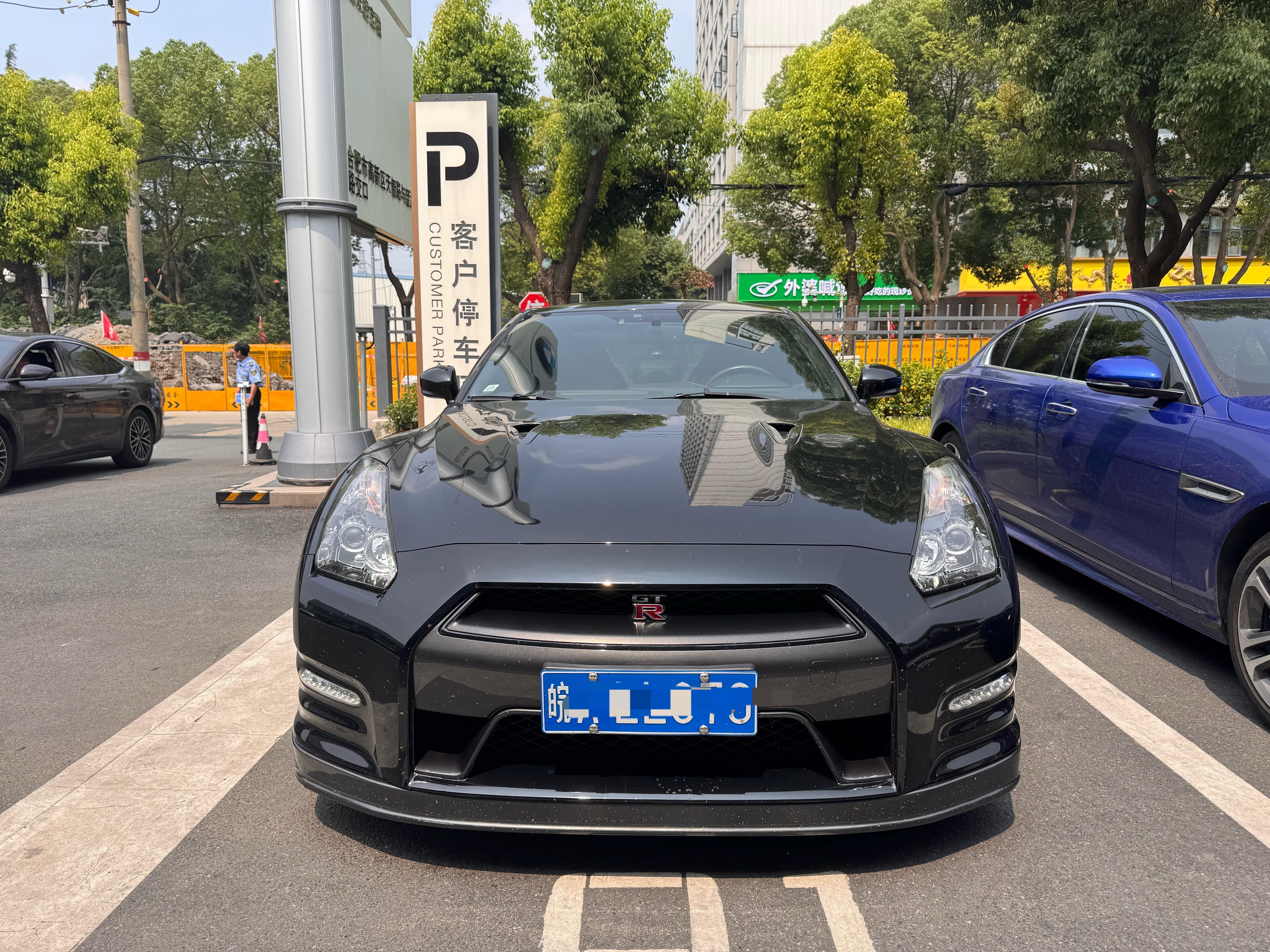 日产GTR，好久都没有到过这车了，再看依旧觉得颜值超高！尤其是四炮筒尾灯，太有质