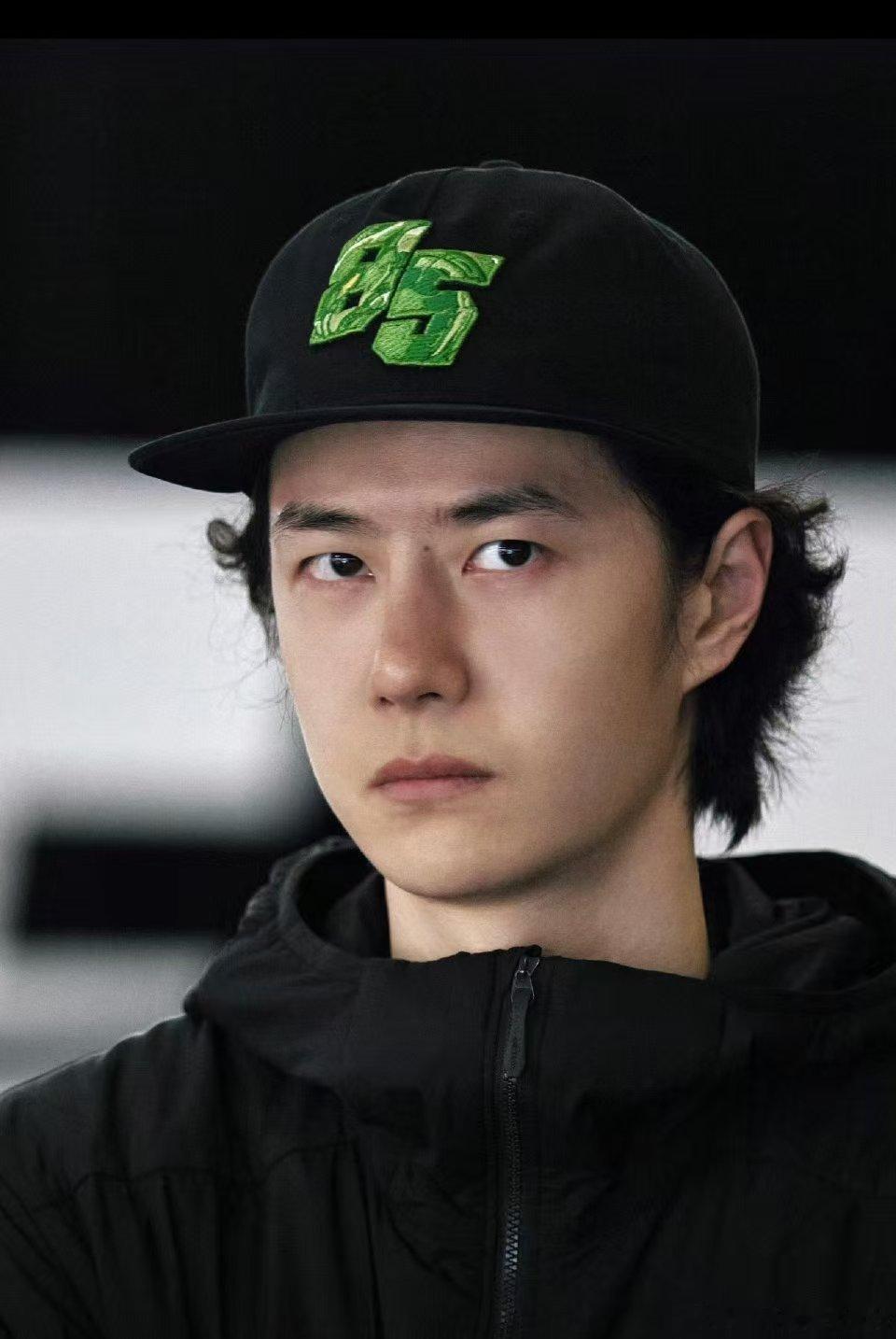 王一博累出双眼皮疲惫都写在脸上了，高耗能运转把双眼皮都累出来了，整个人懒懒的没什