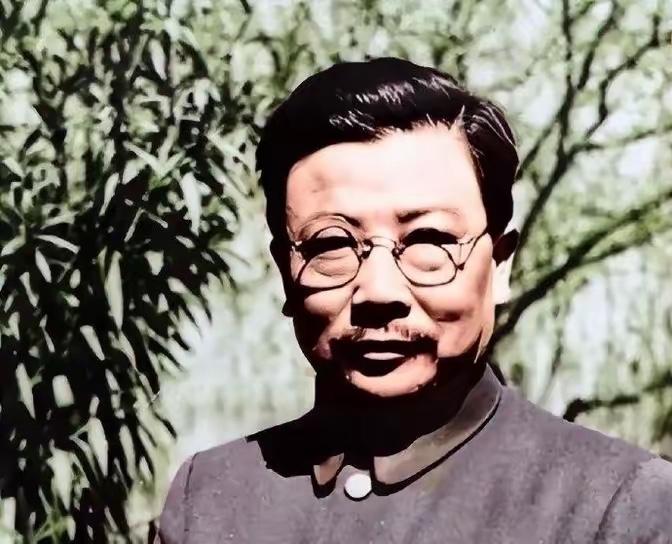 1957年10月25日，李克农吃完午餐后，自感头昏，便想出去透透空气，刚迈出门槛