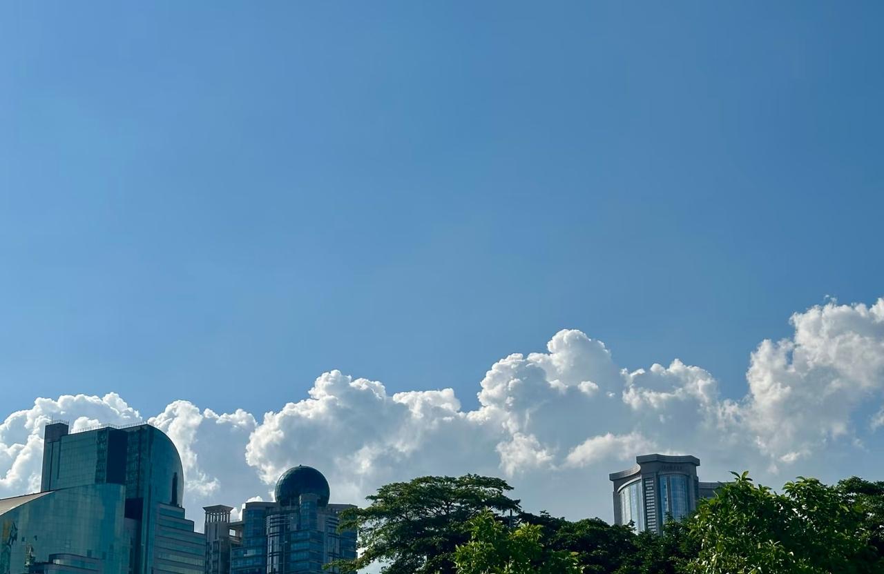 一段通透的话：潮水褪去你才知道谁在裸泳。你一直以为是贵人托举着自己，是掌声托举着