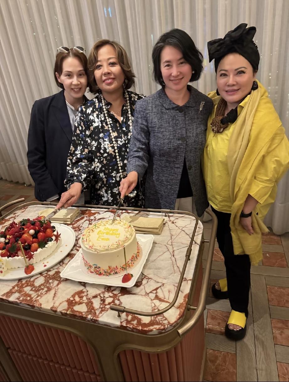 9月18日，曾昭怡晒出与干妈何超琼给亲妈杨颖欣庆生的画面，何超琼有白头发了，杨颖