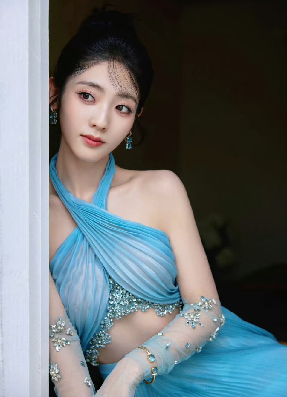 邢菲蓝色挂脖大露背裙身材太棒了～～