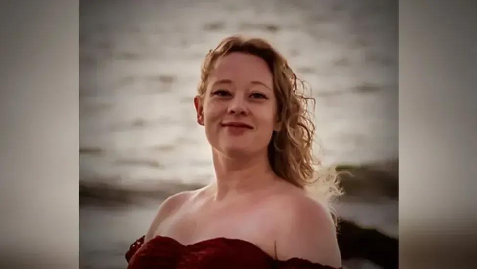 一位37岁的白人女性、三个孩子的母亲、政府雇员、美国空军中校遗孀在美国街头被警方