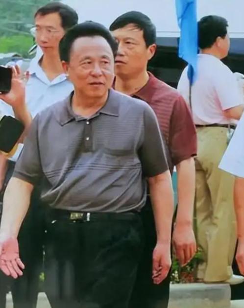 湖南富豪修庄园养10个伴侣生11个娃，75岁还在生，面具撕破后原形毕露。 单