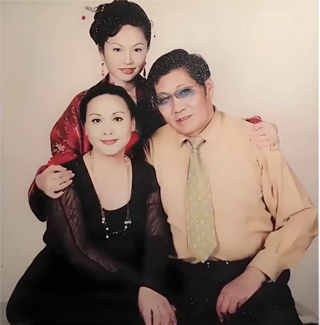 82岁的李谷一在北京养老，50岁未嫁女儿肖一直在身边照顾母亲，李谷一在病情折磨下