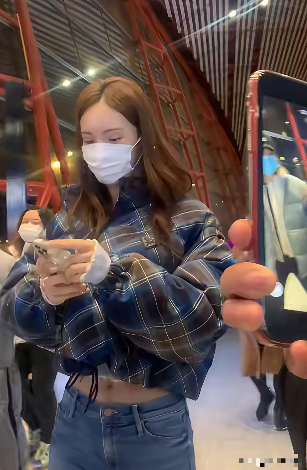 金晨这事儿据说金晨团队一直在跟娱记沟通做公关。金晨如果真的肇事逃逸，那演艺生涯就