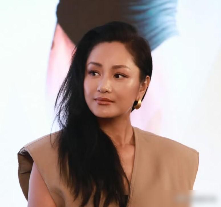 我爸一米六九，非说自己一米七。瞿颖这话在节目里一扔，全场直接笑趴了。你以为