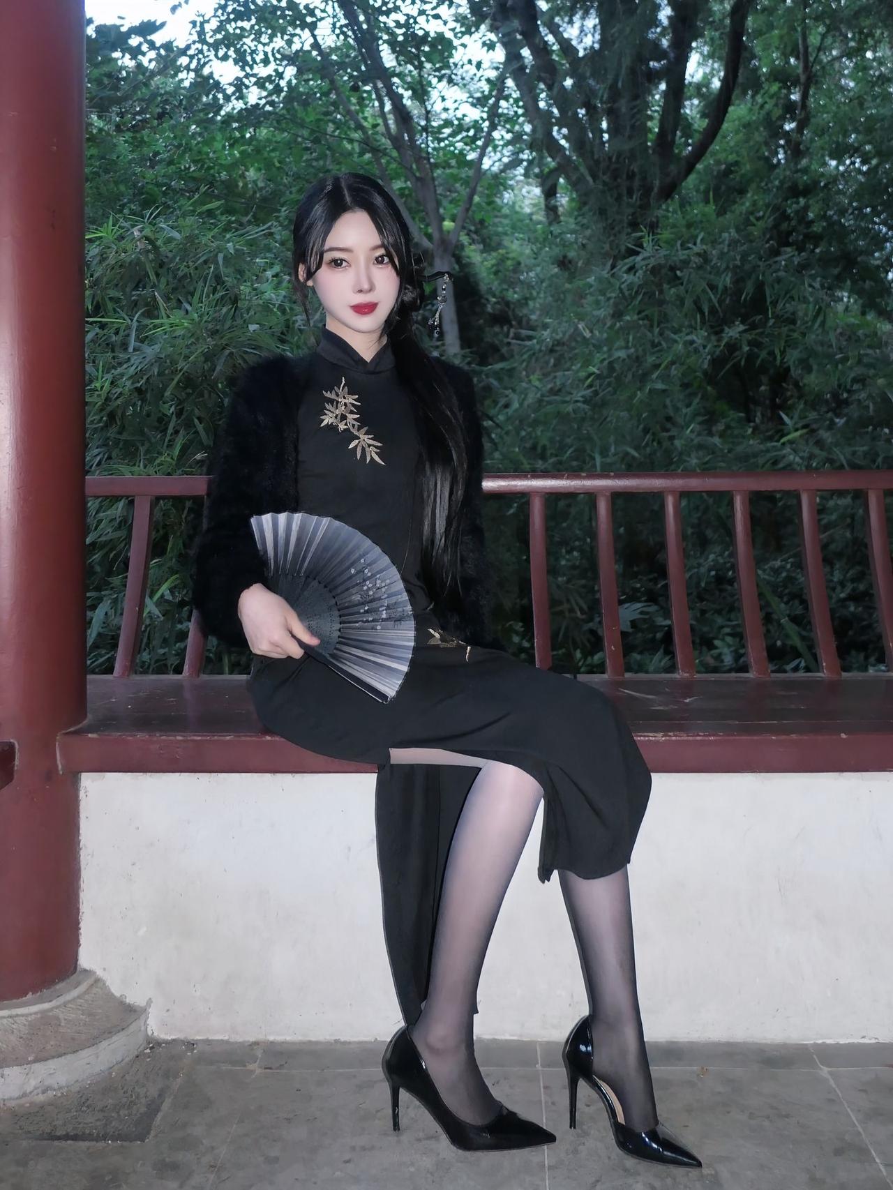 这组“黑旗袍+毛绒外套”的穿搭，把中式韵味和现代性感捏得恰到好处✨纯黑旗袍自