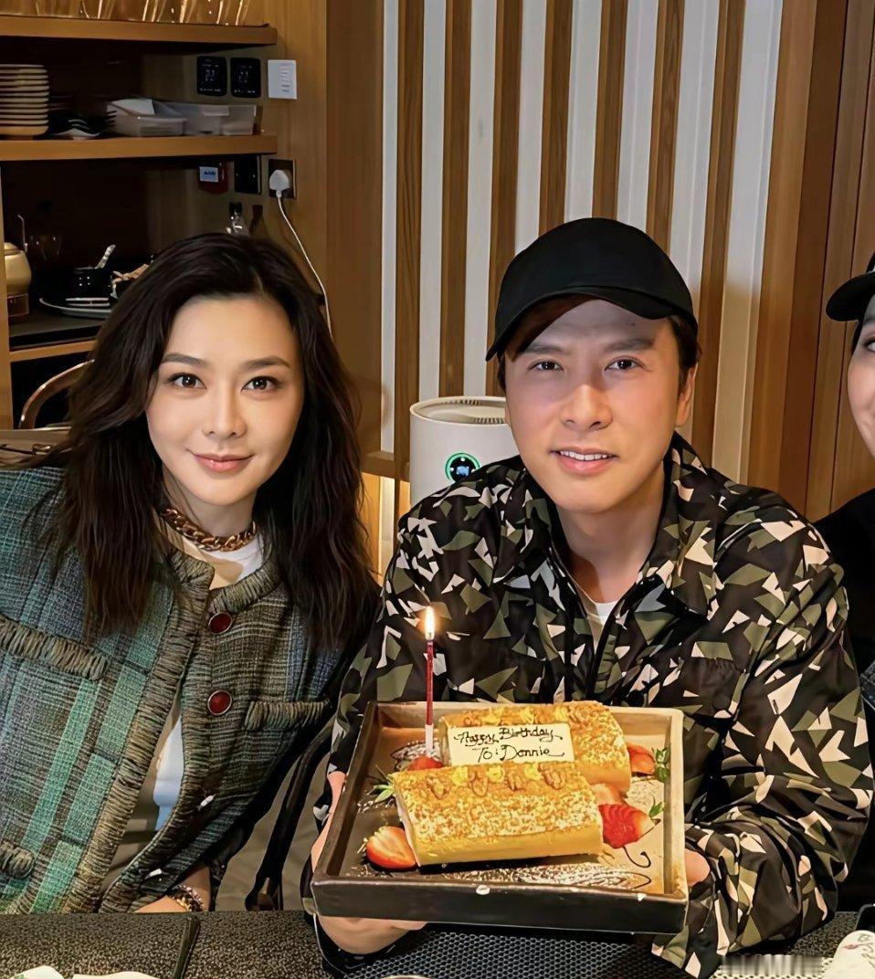 甄子丹办63岁生日宴，64岁关之琳长发披肩惊艳现身，两人同框引网友回忆​​​