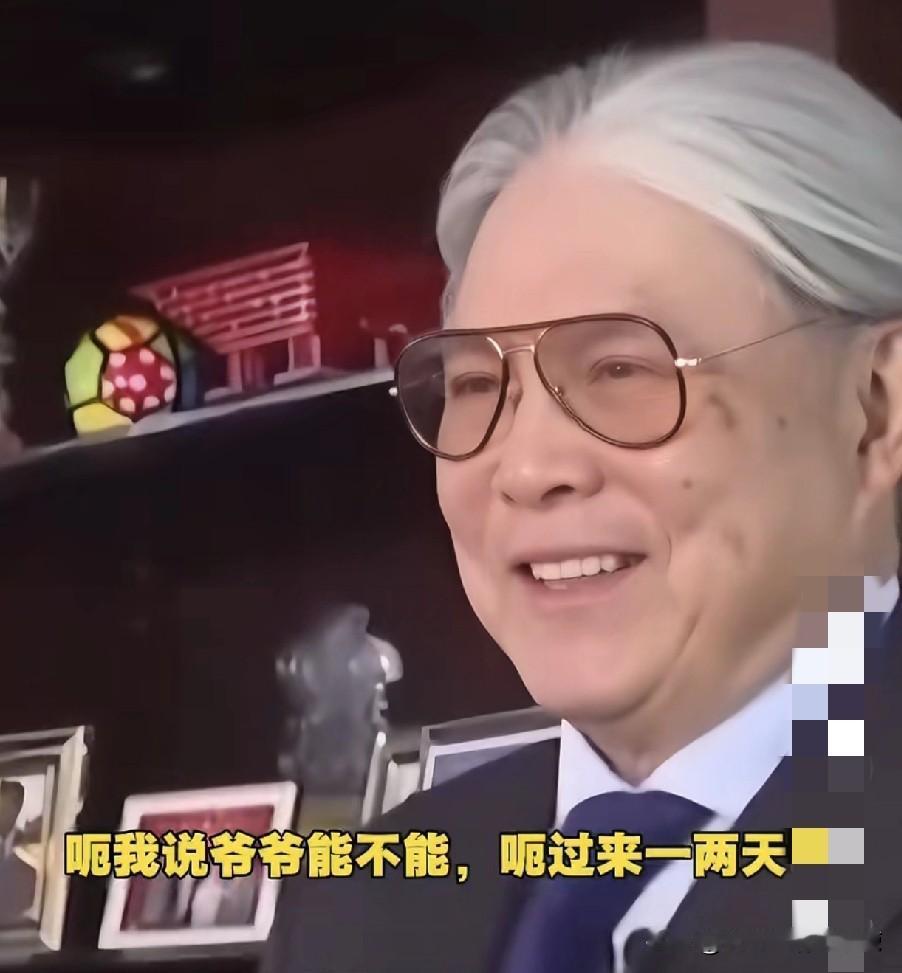 每次郭晶晶，霍启刚一家出门旅行，总能见到老爷子霍震霆的身影，原来都是霍震霆得知他