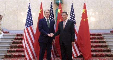  美国要求中国先提供稀土，然后再做出让步。美国总统在“真实社交”平台上表示，稀