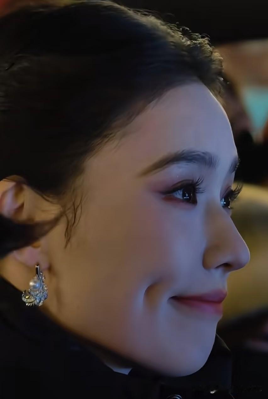 林允儿真是越来越美了，锁骨深皮肤好，从小家碧玉变成御姐范儿！说不上具体哪儿