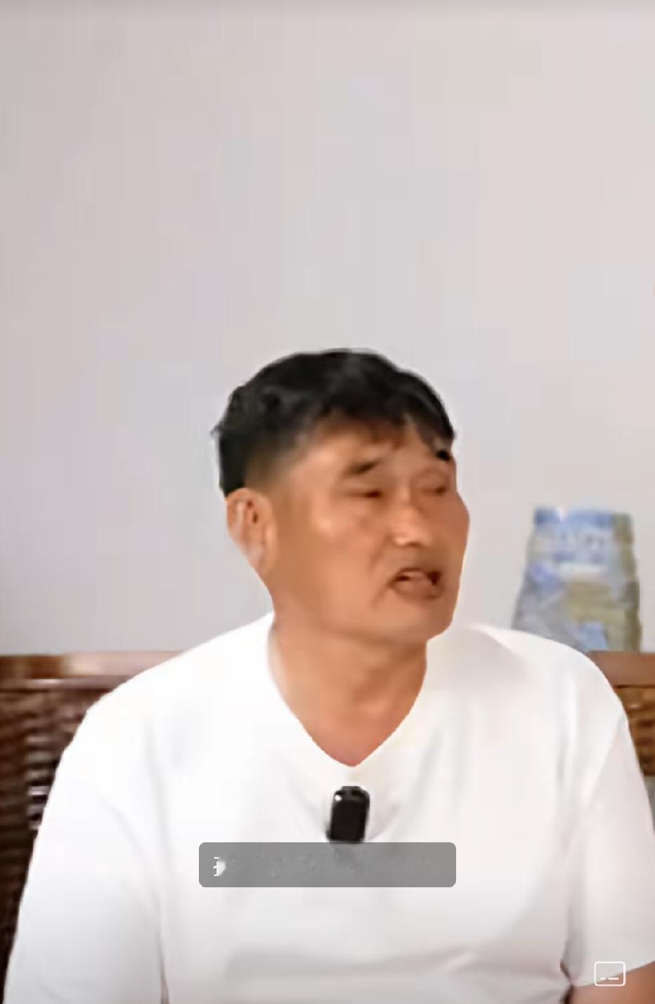 大衣哥朱之文总是把家里人放在心尖上，称呼亲切，情商太高。称大衣嫂为：我家玉华、我