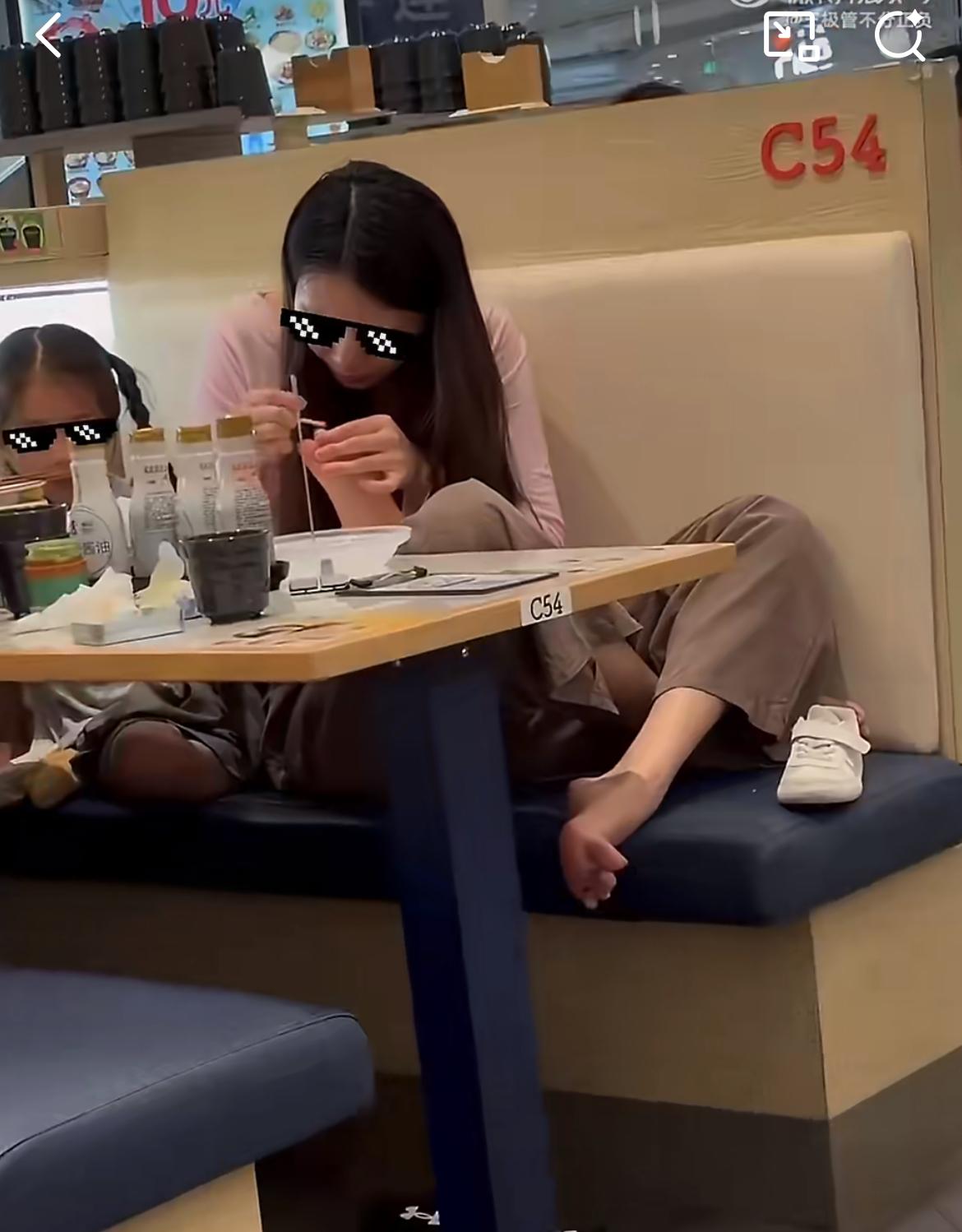 这个妈妈真爱孩子，把寿司店变成了修脚房，旁若无人的给孩子修脚、剪指甲。7月1