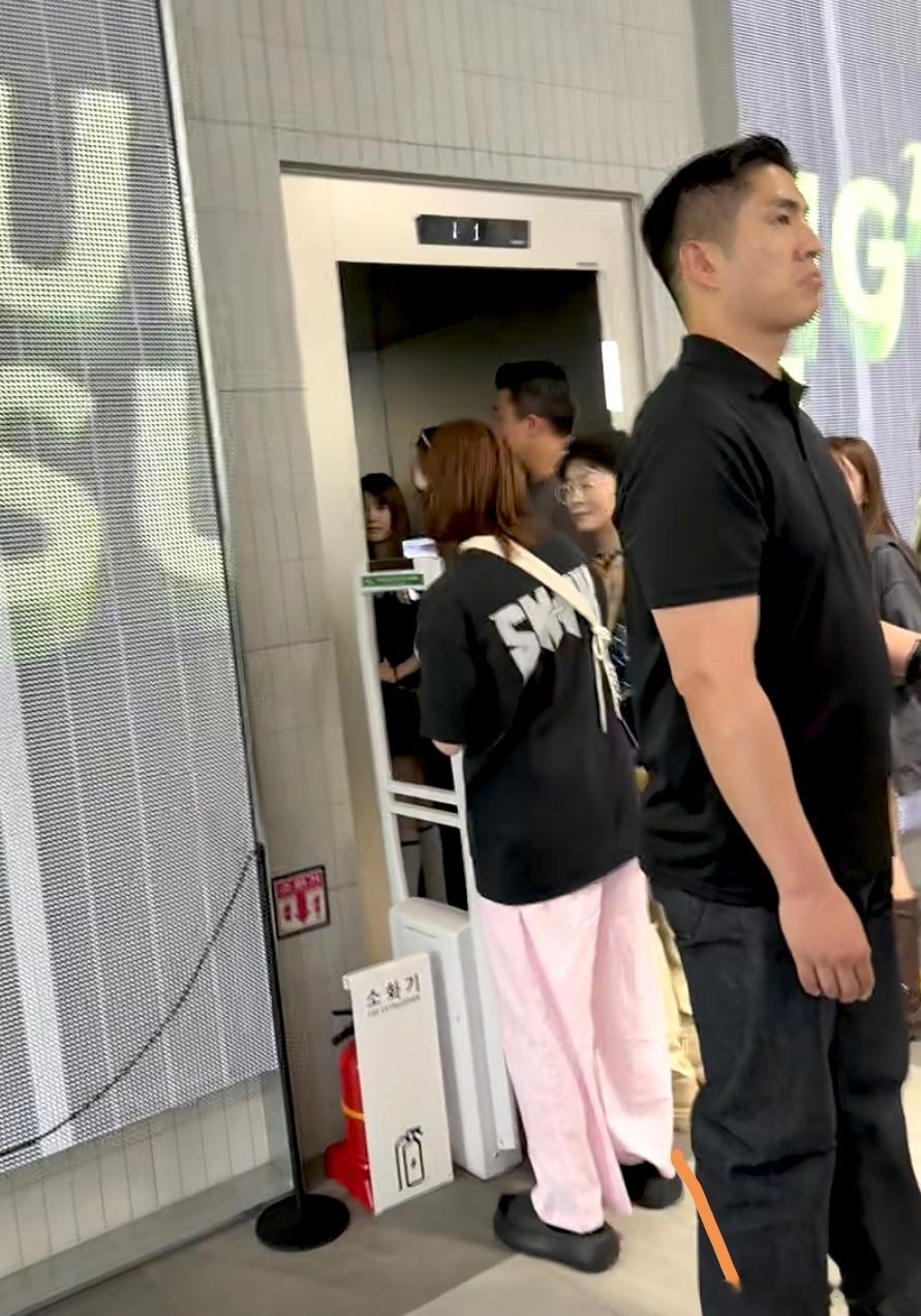 赵露思和杨晓培在韩国，不会在买下一部剧的衣服叭，许我耀眼开拍前也买了很多衣服